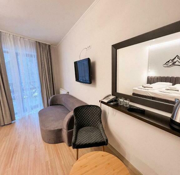 سوییت جونیور, Skilandhouse