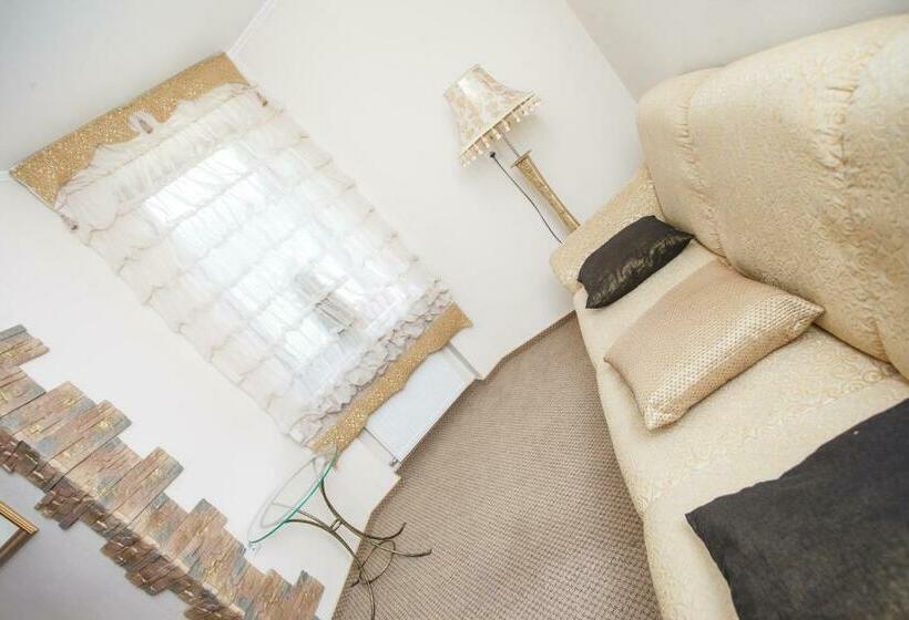 سوییت با چشمانداز کوه, Skilandhouse