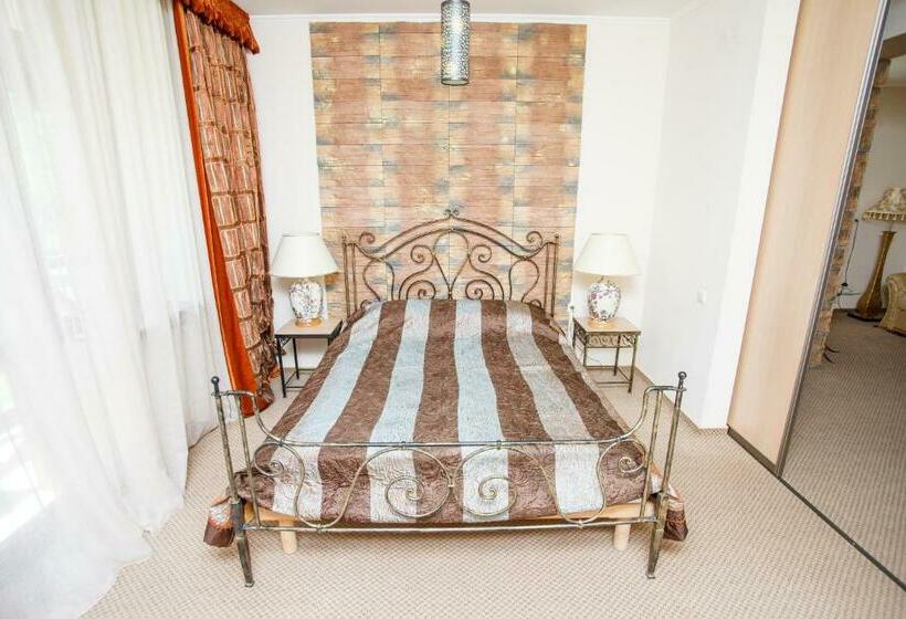 سوییت با چشمانداز کوه, Skilandhouse