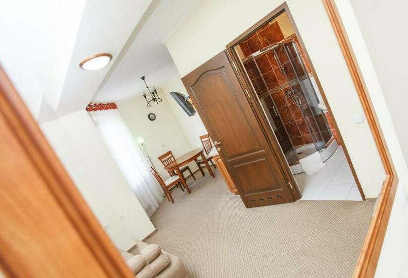 استودیوی استاندارد, Skilandhouse