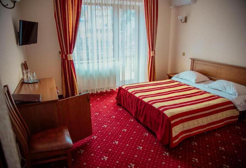 اتاق سوپریور, Sonyachniy Promin