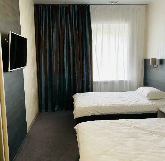Deluxe Zimmer, Status