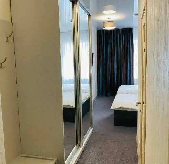 Deluxe Zimmer, Status