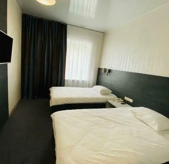 Deluxe Zimmer, Status