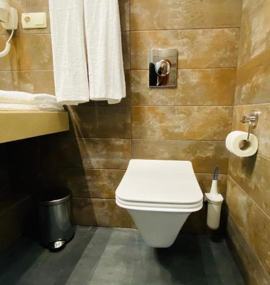 اتاق لوکس, Status