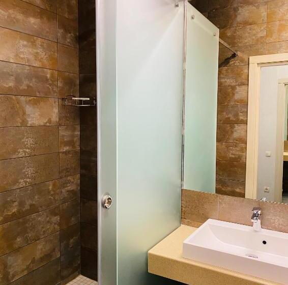 اتاق لوکس, Status