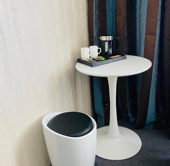 اتاق لوکس, Status