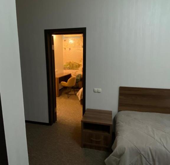 اتاق لوکس چهار تخته, Status