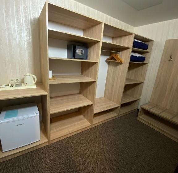 اتاق لوکس چهار تخته, Status