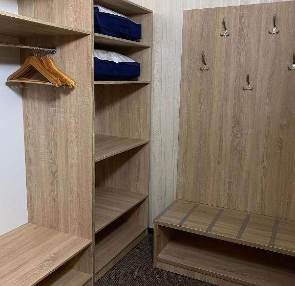 اتاق لوکس چهار تخته, Status