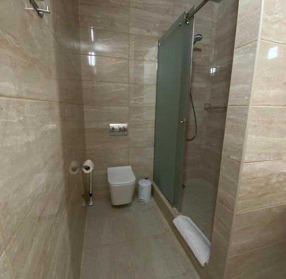 اتاق لوکس چهار تخته, Status