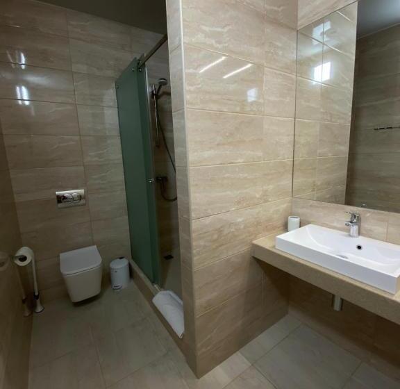 اتاق لوکس چهار تخته, Status