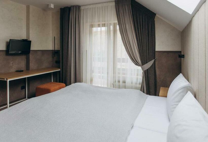 سوییت جونیور با بالکن, Vedmezhyi Dvir