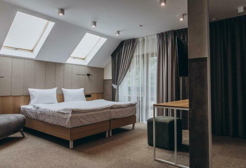 اتاق لوکس سه تخته, Vedmezhyi Dvir