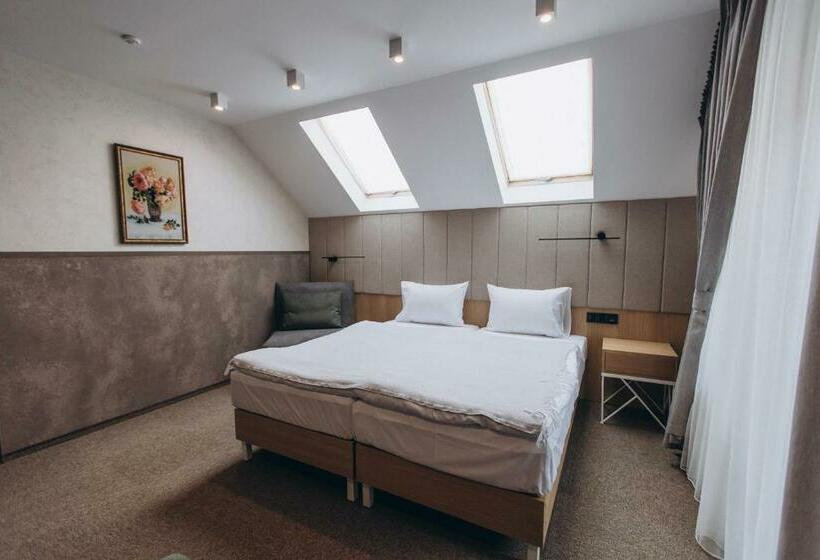 اتاق لوکس سه تخته, Vedmezhyi Dvir