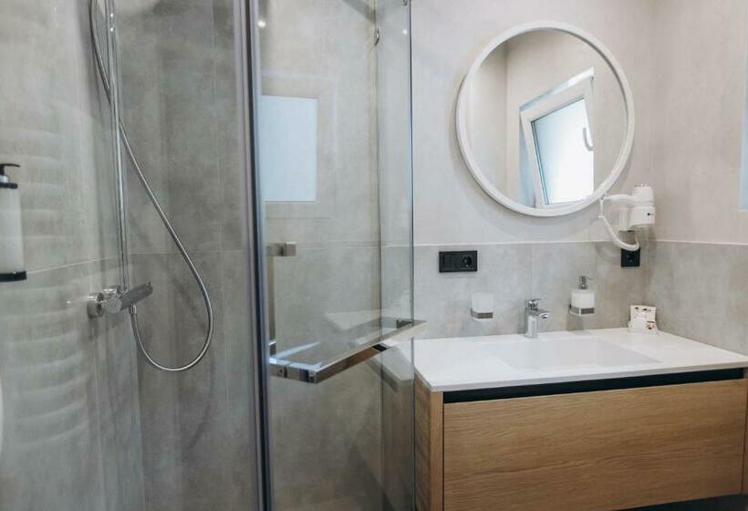 سوییت جونیور با بالکن, Vedmezhyi Dvir