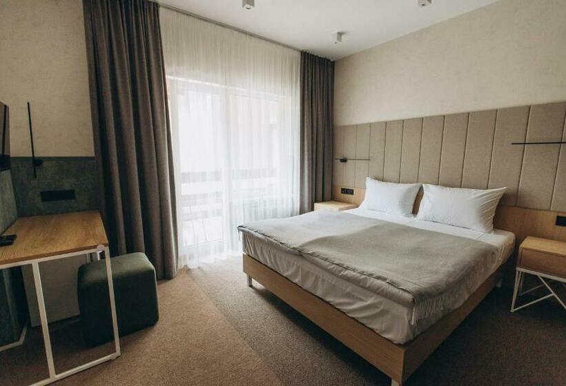 سوییت جونیور با بالکن, Vedmezhyi Dvir