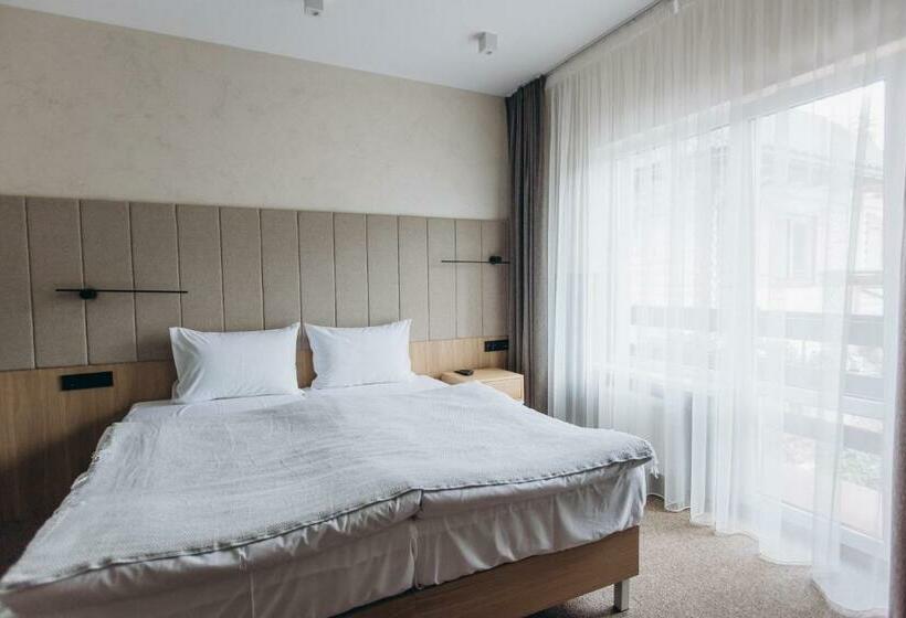 سوییت جونیور با بالکن, Vedmezhyi Dvir