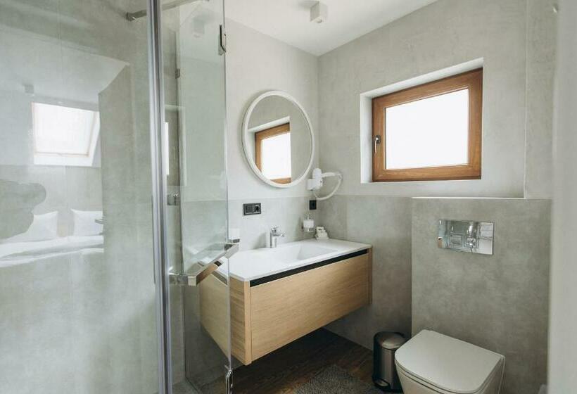 سوییت جونیور با بالکن, Vedmezhyi Dvir