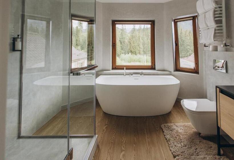 سوییت لوکس, Vedmezhyi Dvir