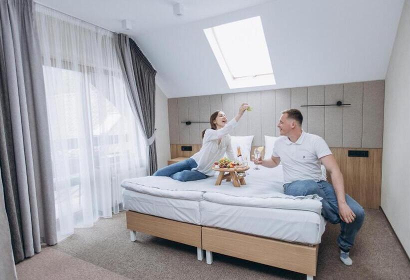 سوییت لوکس, Vedmezhyi Dvir