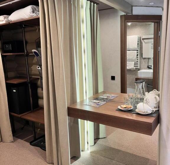 سوییت جونیور, Vedmezhyi Dvir