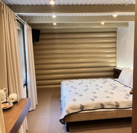 سوییت جونیور, Vedmezhyi Dvir