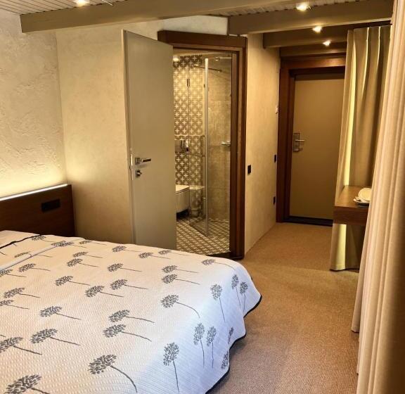 سوییت جونیور, Vedmezhyi Dvir