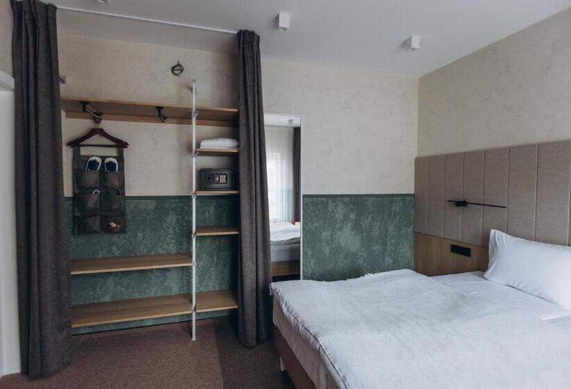 اتاق استاندارد سه تخته با بالکن, Vedmezhyi Dvir