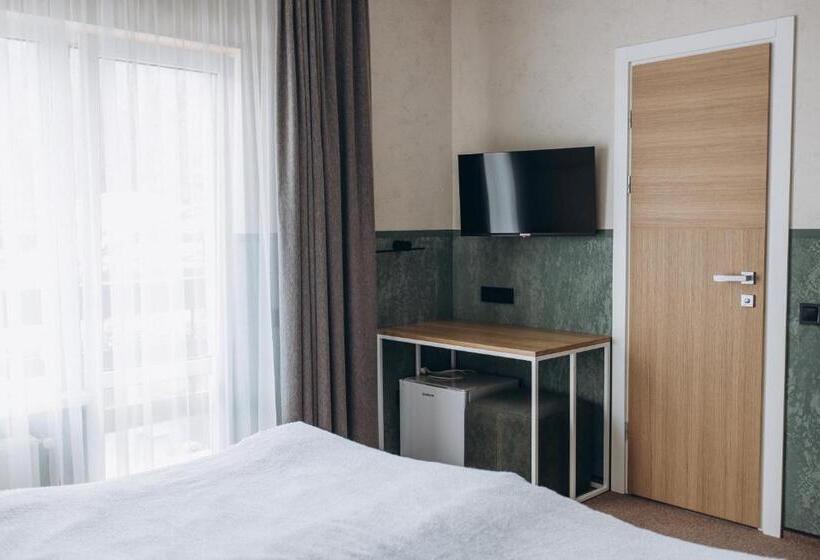 اتاق استاندارد سه تخته با بالکن, Vedmezhyi Dvir