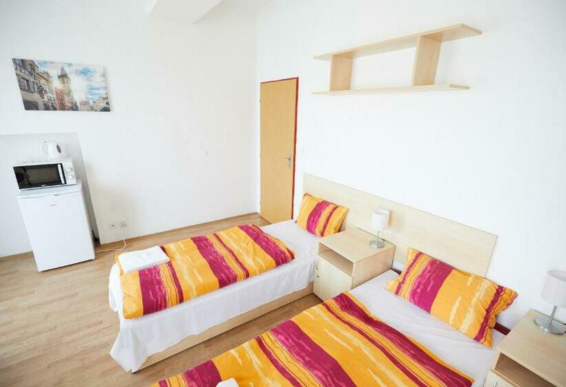 اتاق استاندارد سه نفره, University