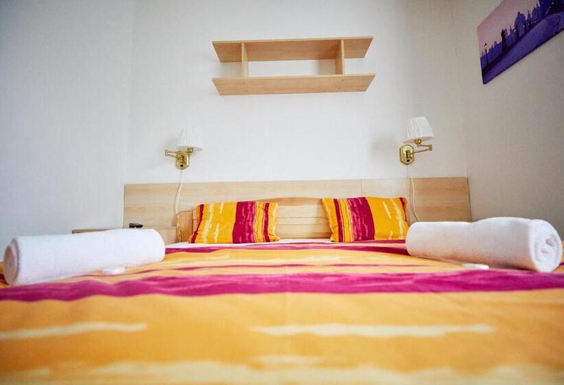 اتاق استاندارد, University