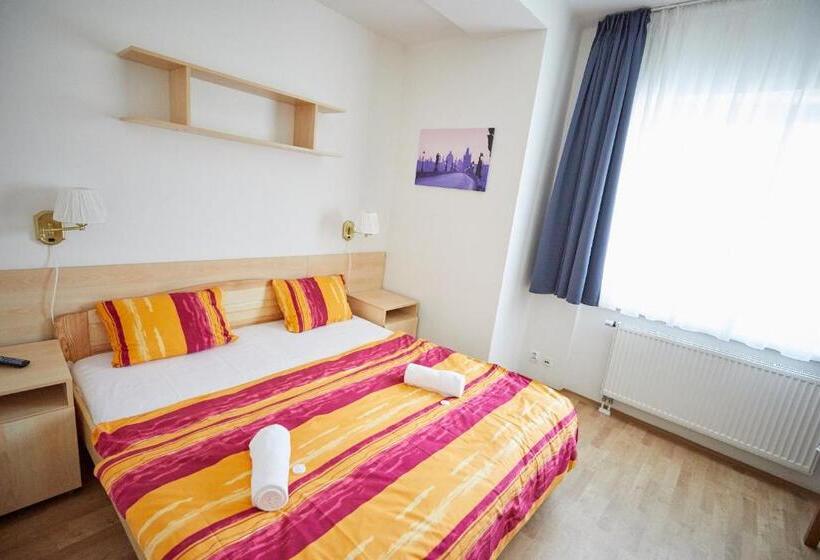 اتاق استاندارد, University