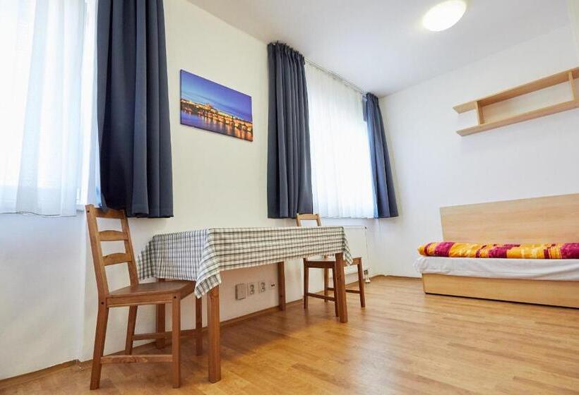 اتاق عادی, University