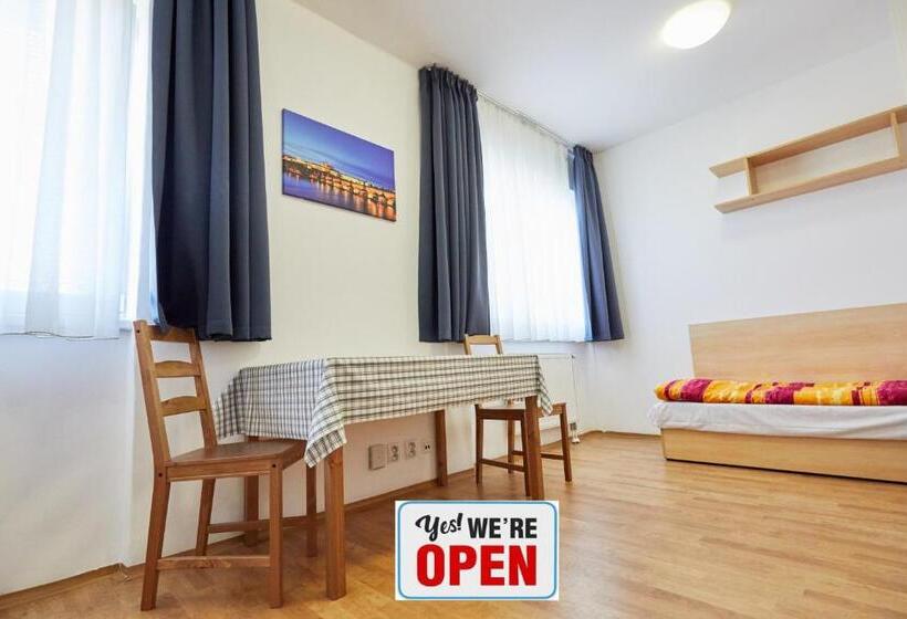 اتاق عادی, University