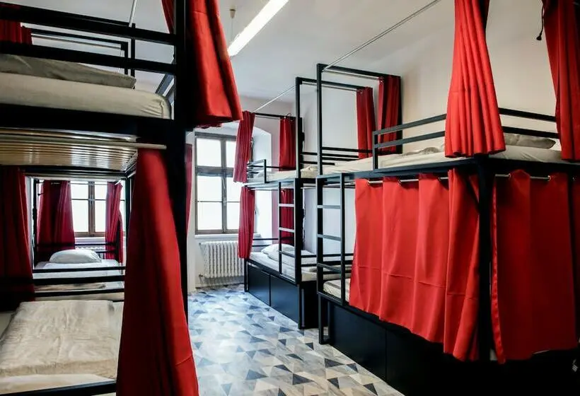 ルームシェアのワンベッド, Hostel Eleven