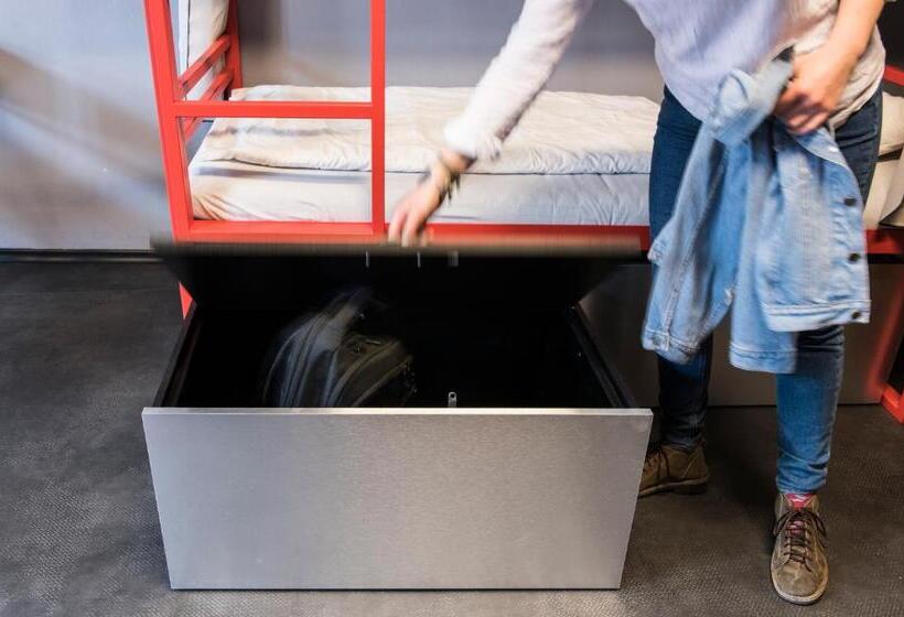 تختخواب در اتاق مشترک, Hostel Eleven