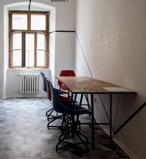 تختخواب در اتاق مشترک, Hostel Eleven