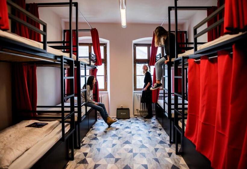 تختخواب در اتاق مشترک, Hostel Eleven