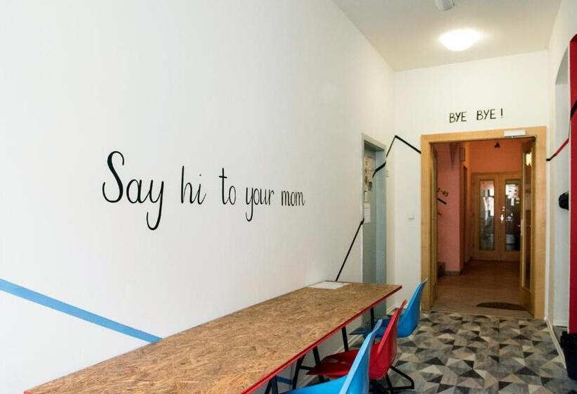 تختخواب در اتاق مشترک, Hostel Eleven