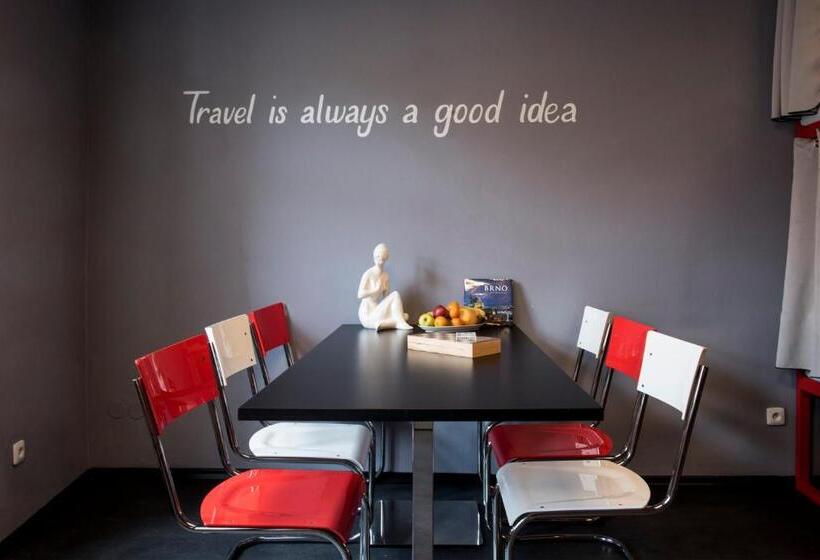 تختخواب در اتاق مشترک, Hostel Eleven