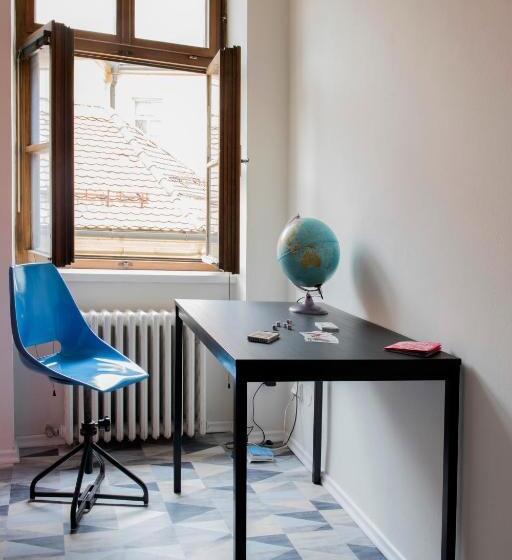 اتاق یک نفره پایه با سرویس بهداشتی مشترک, Hostel Eleven