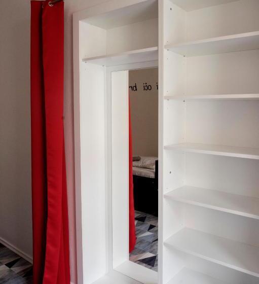 اتاق یک نفره پایه با سرویس بهداشتی مشترک, Hostel Eleven