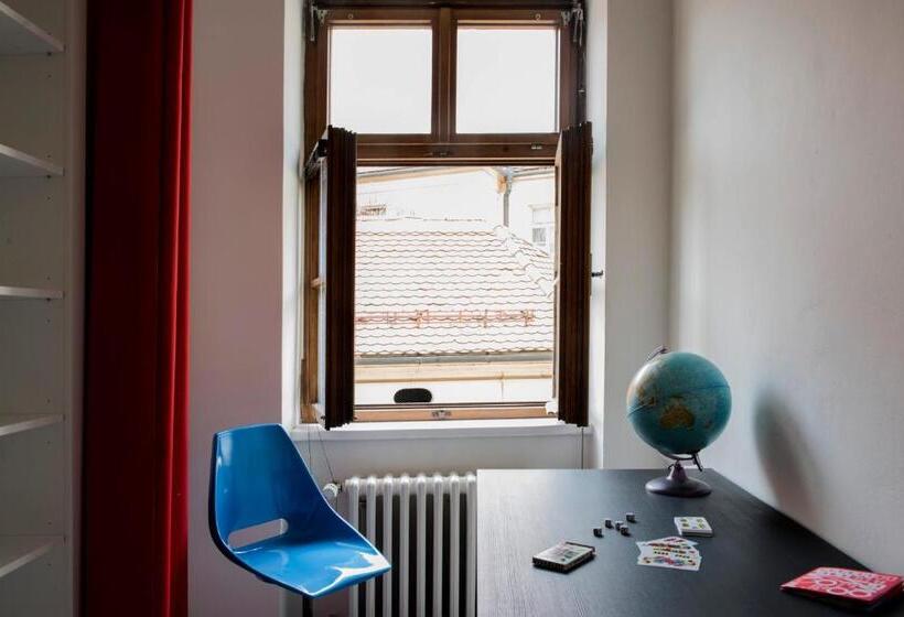 اتاق یک نفره پایه با سرویس بهداشتی مشترک, Hostel Eleven