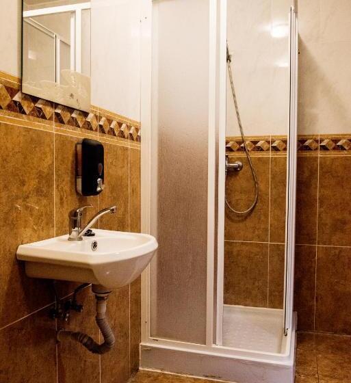 اتاق یک نفره پایه با سرویس بهداشتی مشترک, Hostel Eleven