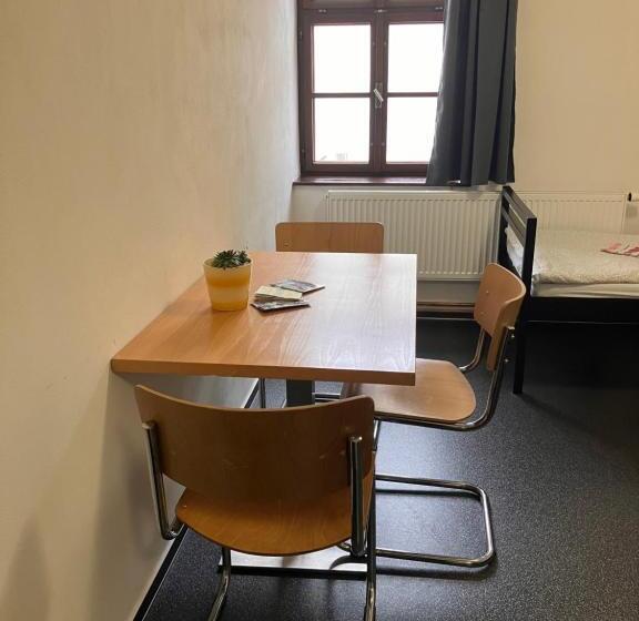 آپارتمان 1 خوابه, Hostel Eleven