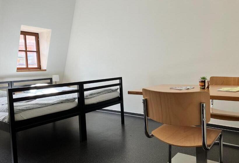 اتاق استاندارد, Hostel Eleven