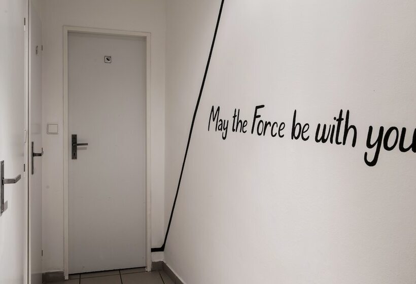 تختخواب در اتاق مشترک, Hostel Eleven