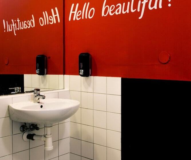 اتاق یک نفره پایه با سرویس بهداشتی مشترک, Hostel Eleven