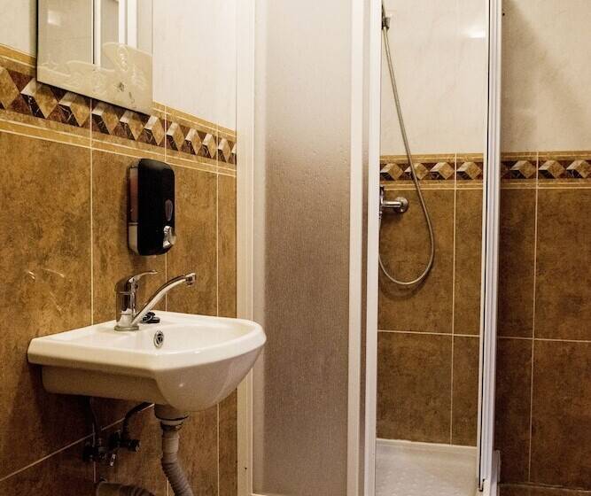 اتاق یک نفره پایه با سرویس بهداشتی مشترک, Hostel Eleven